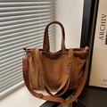 Braune Cord-Tragetasche mit verstellbarem Schultergurt in einem minimalistischen Wohnambiente - Braun