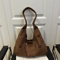 Bolso hobo de ante marrón con flores caladas por láser y diseño de bolso tote retro - Café