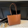Borsa tote in pelle PU marrone testurizzata con lettere a rilievo e spalline sottili - Marrone