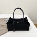 Minimalistische zwarte matte leren shopper met elegante gouden gesp en dubbele greep - Mat zwart