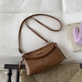 Borsa a tracolla marrone in ecopelle con logo FASHION & BAGS su una sedia intrecciata - Marrone