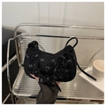 Schwarze Cord-Schultertasche mit silbernen Schleifenmustern und gerafftem Tragegriff - Schwarz