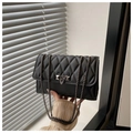 Borsa a tracolla trapuntata nera con borchie metalliche ed eleganti dettagli a catena - Nero