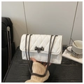 Borsa a tracolla trapuntata bianca con catena in metallo e patta con chiusura - Rosso