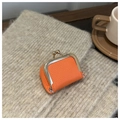 Mini-Münzbörse aus orangefarbenem Leder mit goldenem Metallverschluss auf Strick - Orange