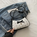 Sac sous le bras blanc style français avec imprimés nœuds et pendentif cœur - Blanc