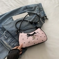Sac sous le bras rose avec nœuds, texture plissée et pendentif cœur argenté - Rose