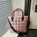 Sac fourre-tout matelassé rose métallisé avec bandoulière noire et poignées - Rose