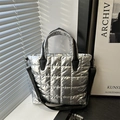 Bolso tote acolchado plateado con asas negras y acabado metálico para mujer - Plateado