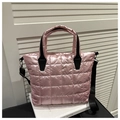 Rosafarbene Stepptasche im Puffer-Stil mit glänzendem Finish und schwarzen Schultergurten - Rosa