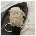 Sac à bandoulière crème avec de longues franges et un nœud métallique argenté élégant - Blanc