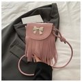 Sac bandoulière rose avec nœud en métal argenté et longues franges sur fond gris - Rose