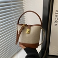 Sac seau chic en toile et cuir marron avec fermoir doré et bandoulière réglable - Marron