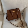 Sac fourre-tout minimaliste en daim marron avec anses en cuir et fermoir rotatif doré - Marron