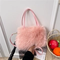 Rosa Shopper aus Kunstpelz mit flauschiger Textur und Lederriemen für den Winterstil - Hellrosa