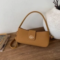 Retro braune Wildleder Baguette-Tasche mit goldener Schnalle und langem Riemen - Braun