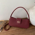 Retro burgunderrote matt Schultertasche mit goldener Schnalle im modischen Setup - Rot