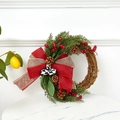 Corona de Navidad con agujas de pino, bayas rojas, piñas y un gran lazo decorativo - Estilo Bosque B / Como se muestra