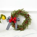 Detalle de corona navideña con ramas de cedro, piñas y bayas rojas decorativas - Estilo Bosque A / Como se muestra