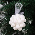 Bolas de Navidad de espuma blanca en racimo con purpurina púrpura y cinta de organza - 6cm / Blanco