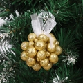 Racimo de bolas de Navidad doradas con purpurina y lazo blanco en una rama de pino verde - 6cm / Dorado