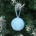 Morbida pallina di lana celeste con passante per decorazioni dell'albero di Natale - 5cm / Pallina di filato azzurro