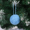 Palla di lana blu chiaro fatta a mano appesa all'albero di Natale con cordino lungo - 5cm / Pallina di filato blu