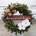 Ghirlanda di bosso verde con fiori bianchi e targa in legno 'home sweet home' - Ghirlanda Porta Minimalista 44CM