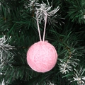 Pallina di Natale artigianale in lana rosa appesa a un ramo di pino innevato decorativo - 5cm / Rosa Con Pompon