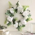 Weißer künstlicher Rosenkranz mit grünen Blättern für die Wand- oder Türdekoration zu Hause - Weißer Rosenkranz 40cm