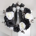 Halloween-Kranz mit schwarz-weißen Rosen und Totenköpfen für gruselige Türdekoration - Schwarz-Weiß-Rosen-Stil (35cm)