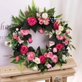 Pfingstrosenkranz aus Seide mit Rosen und Beeren auf einer hellen Holzstaffelei - 45cm / Pfingstrose Frühlingskranz