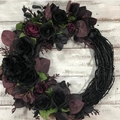 Gothischer Halloween-Kranz mit schwarzen und lila Samtrosen auf dunklem Naturzweig-Sockel - Schwarze Rose