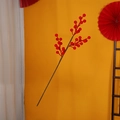 Rami di bacche rosse artificiali per composizioni floreali festive e decorazioni per la casa - 12 Teste 3 Forche Bacche Rosse Floccate