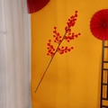 Ramo di bacche rosse artificiali per decorazioni festive su sfondo giallo - 12 Teste 6 Forche Bacche Rosse Floccate