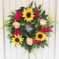 Dettaglio di ghirlanda floreale artificiale con girasoli e rose su legno bianco - Girasole