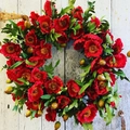 Roter Mohnblumenkranz mit grünen Blättern an weißer Vintage-Holztür für Hausdeko - Mohnblume