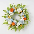 Dettaglio di ghirlanda floreale con rose arancioni, ortensie bianche e felci - Ortensia Blu Chiaro