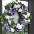 Ghirlanda artificiale tonda con ortensie viola e rose bianche su porta nera - Ortensia Viola Chiaro / 45cm