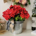 Gerani rossi artificiali in vaso di metallo argentato con nastro decorativo - Fiore di Geranio in Secchiello