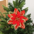 Fiore natalizio rosso e oro glitterato posto su un ramo verde di albero di Natale - Rosso
