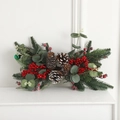 Weihnachtsgesteck mit Tannennadeln, roten Beeren und Schneepudern auf weißem Hintergrund - Zapfen und Rote Beere Stil