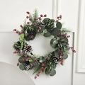 Künstlicher Weihnachtskranz mit roten Beeren und Zapfen auf weißem Wanddekor - Tannenzapfen Und Roter Beeren Kranz