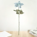 Details der hellblauen künstlichen Weihnachtsstern-Blume auf einer Holzfläche - Blau