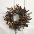 Weihnachtskranz mit Zapfen, roten Beeren und goldenen Blättern auf weißem Hintergrund - Tannenzapfen Und Roter Beeren Kranz