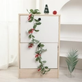 Ghirlanda di Natale artificiale con foglie verdi e bacche rosse su mobile bianco - 190*16 / Rattan con Bacche Rosse e Foglie Verdi