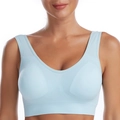 Hellblauer nahtloser Sport-BH mit breiten Trägern und tiefem U-Ausschnitt am Model - Hellblau