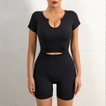 Conjunto de fitness de dos piezas de canalé negro con top corto y pantalones cortos de cintura alta - M / Negro