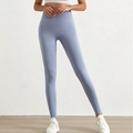 Naadloze lila yoga legging met hoge taille, wit logo en compressie pasvorm voor fitness - Lichtblauw