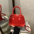 Rode schelpvormige tas met luipaardprint van suède met handvat en schouderriem - Rood
